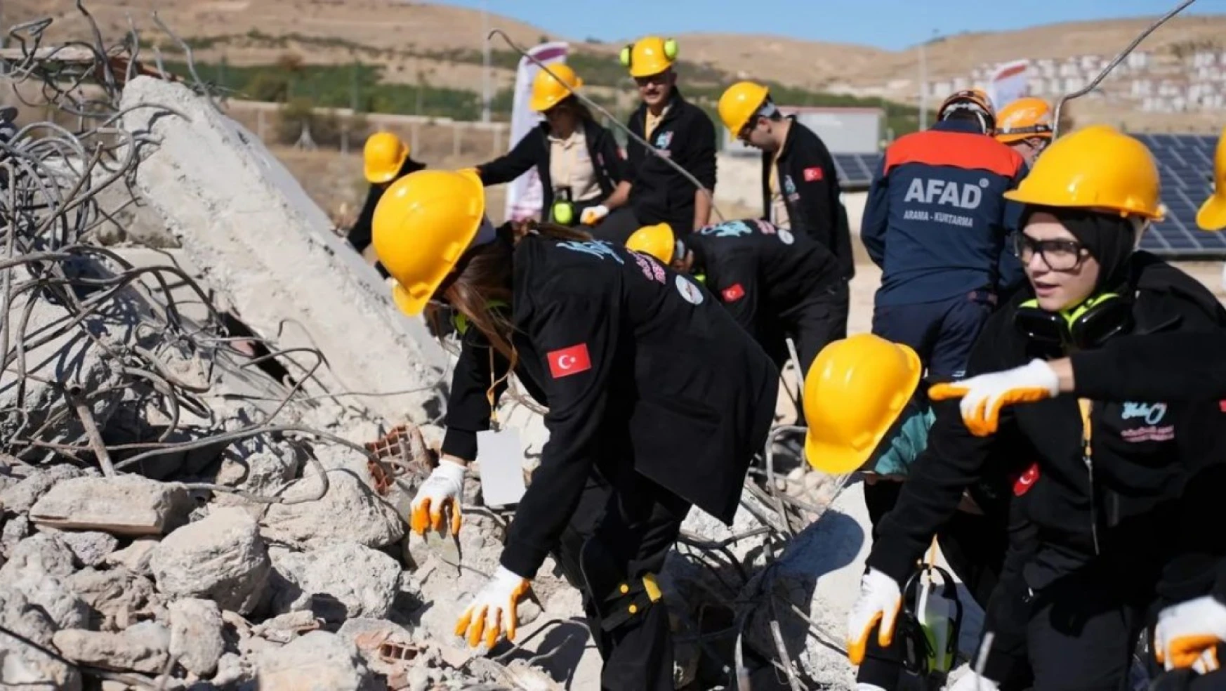 İpekyolu'nda 60 gönüllü ile gerçeği aratmayan deprem tatbikatı