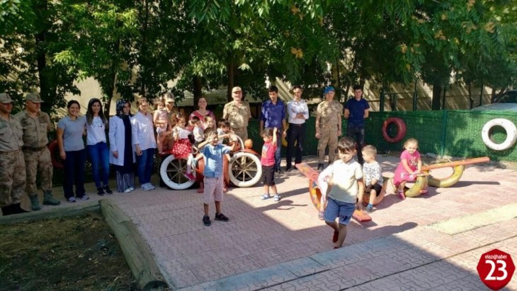 Jandarma,  Geri Dönüşüm Malzemelerinden Çocuklara Oyun Bahçesi Yaptı