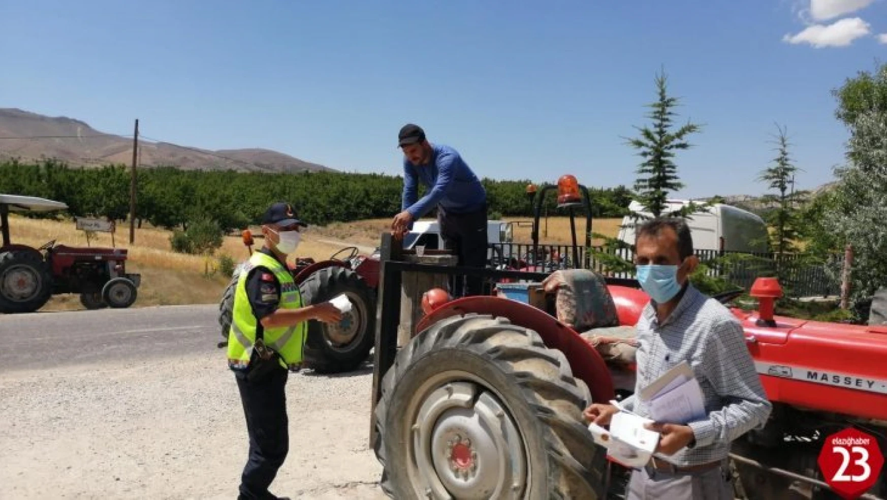 Baskil'de Jandarma Traktör Sürücülerini Bilgilendirdi