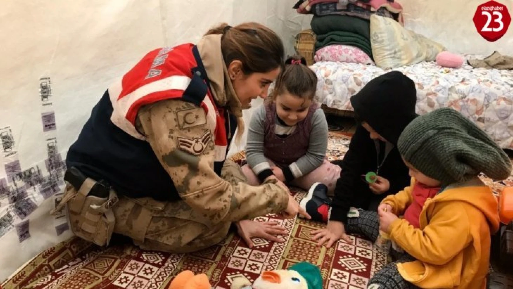 Jandarmanın kadın personelleri, depremzede çocukları yalnız bırakmıyor