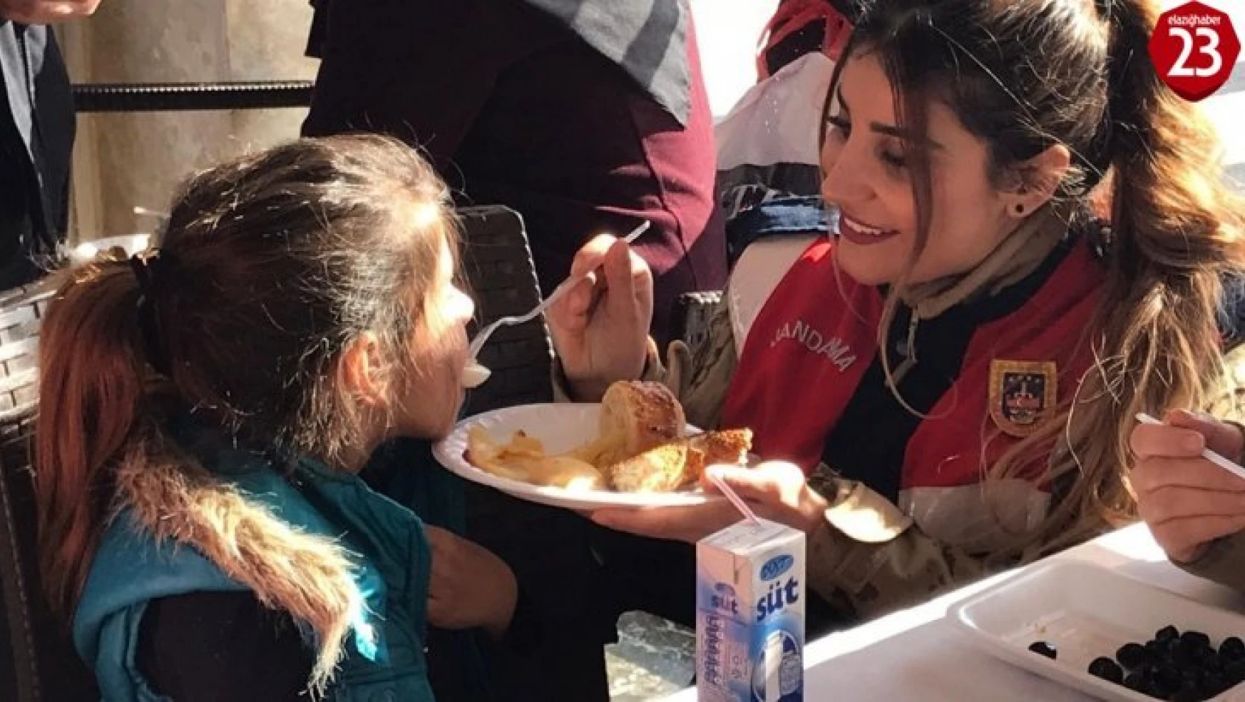 Jandarmanın kadın personellerinden depremzede çocuklara anne şefkati