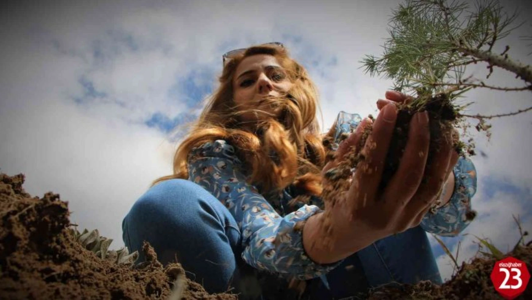 Elazığ'da Kadın Muhtar Cinayete Kurban Giden Kadınların İsimlerini Ağaçlarda Yaşatacak