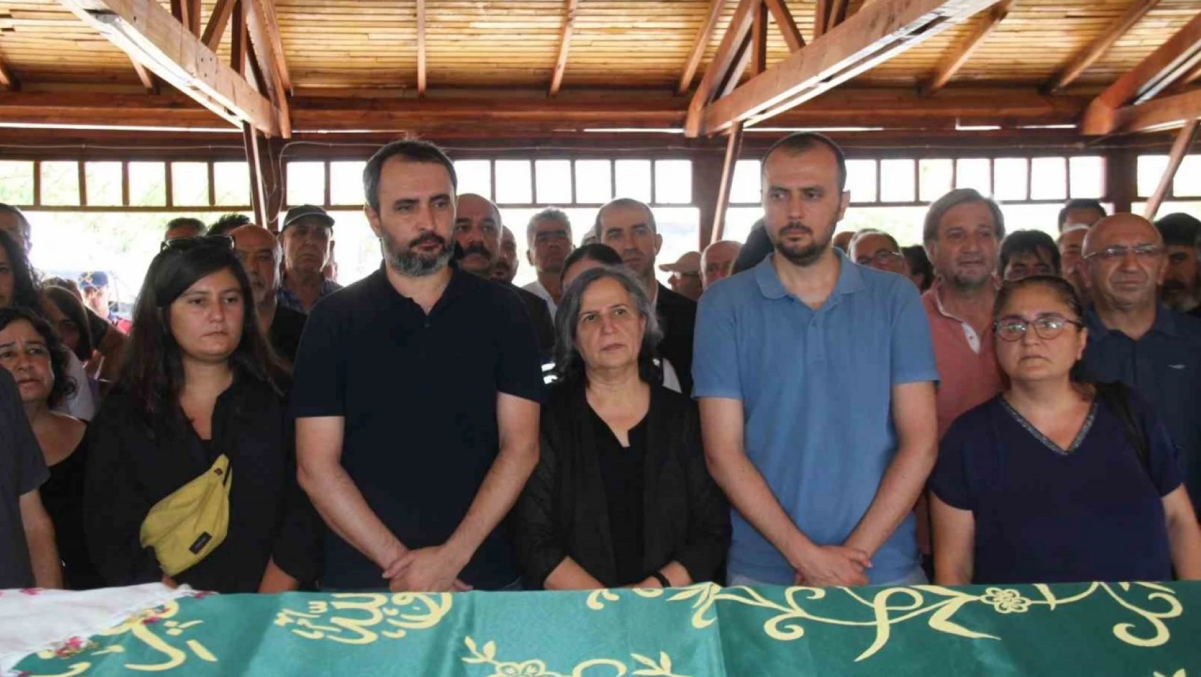 Kandıra Cezaevi'nde tutuklu bulunan Kışanak, ablasının cenaze törenine katıldı
