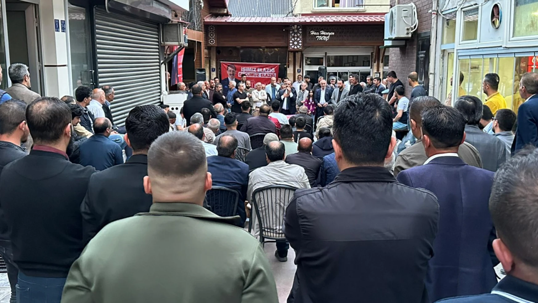 Kapalı Çarşı Esnafı Elazığ Bağımsız Milletvekili Adayı Prof.Dr.Bilal Çoban'ı Bağrına Bastı