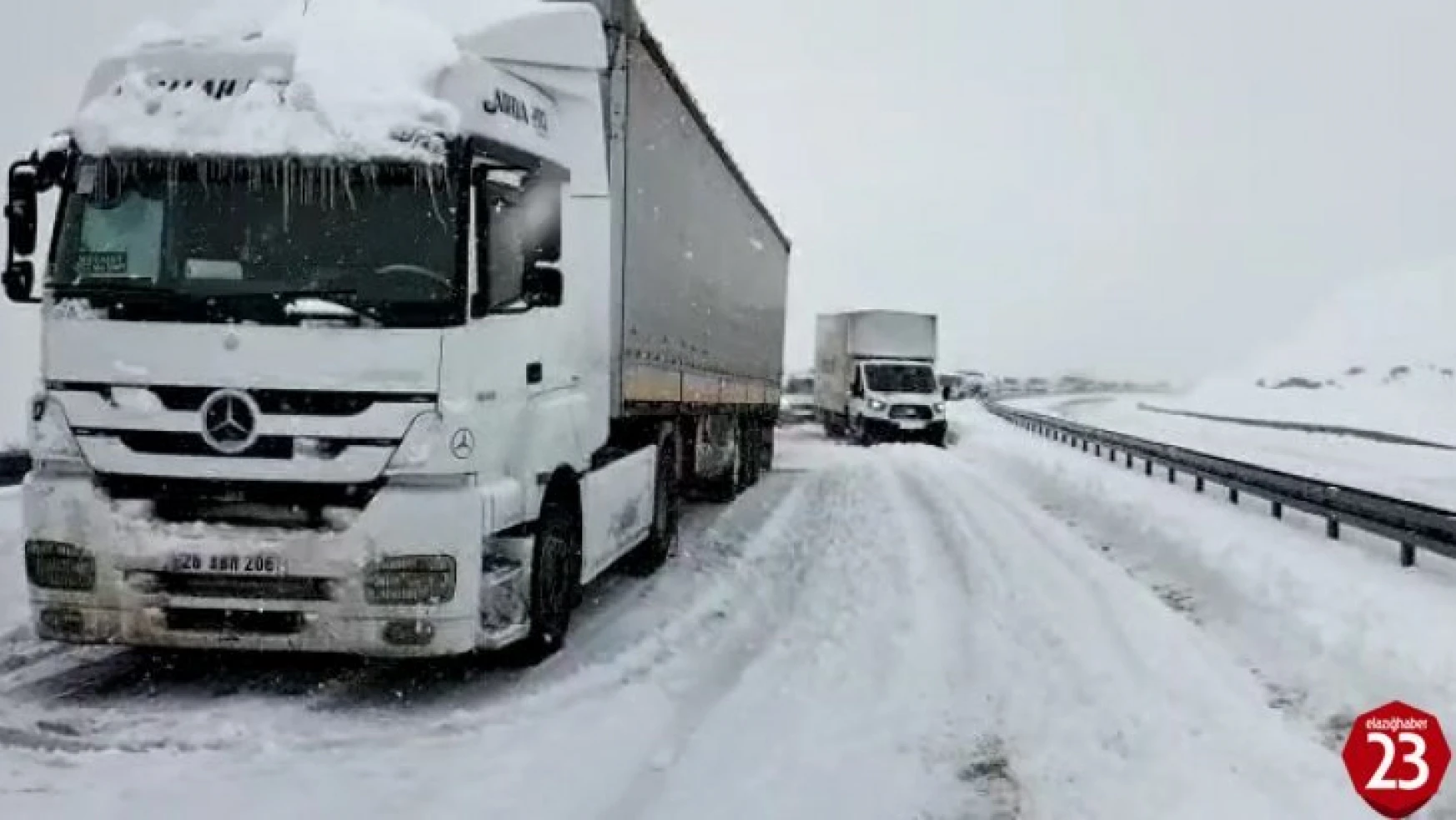 Elazığ Kovancılar Yolunda Kar Nedeniyle Rampayı Çıkamayan Sürücüler Yolda Mahsur Kaldı