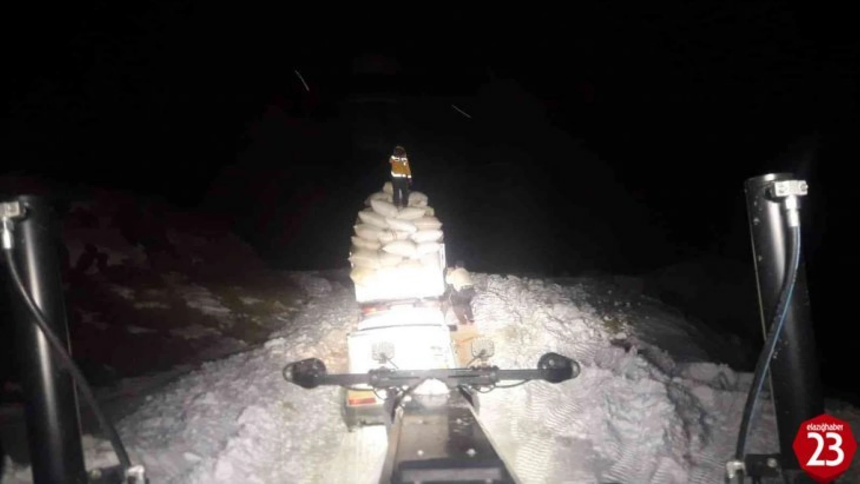 Kar nedeniyle yolda mahsur kalan saman yüklü kamyonet, ekipler tarafından kurtarıldı