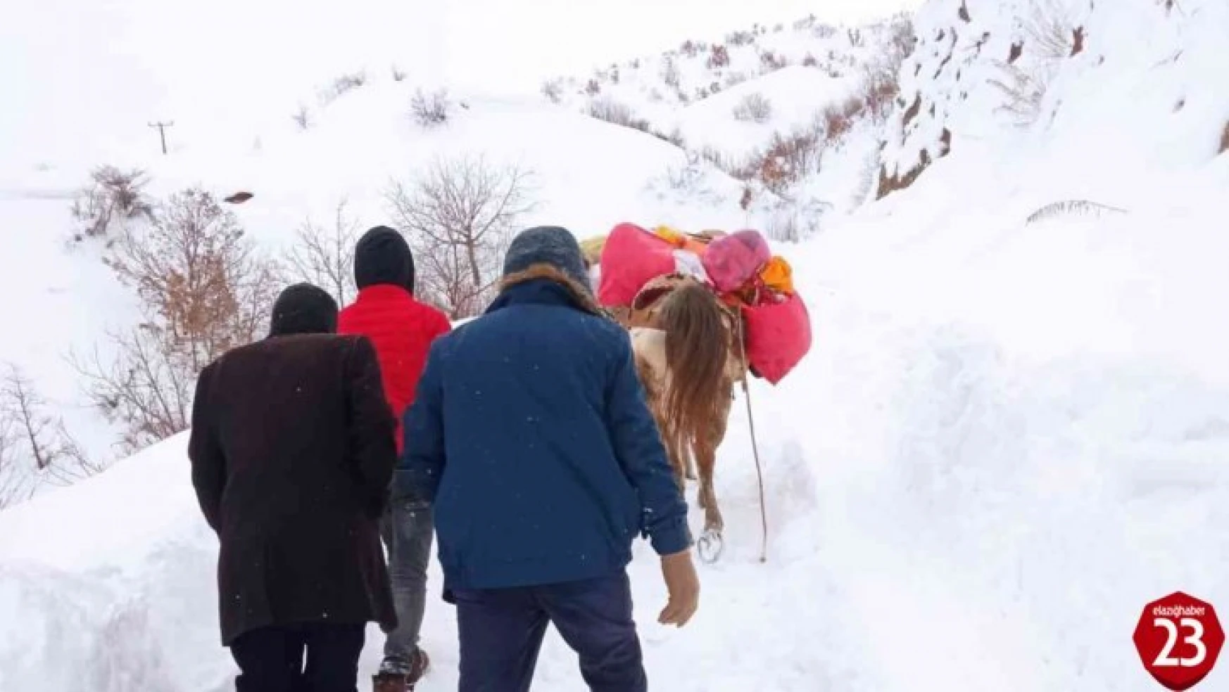 Kar nedeniyle yolları kapanan köylüler at ile erzak taşıdı