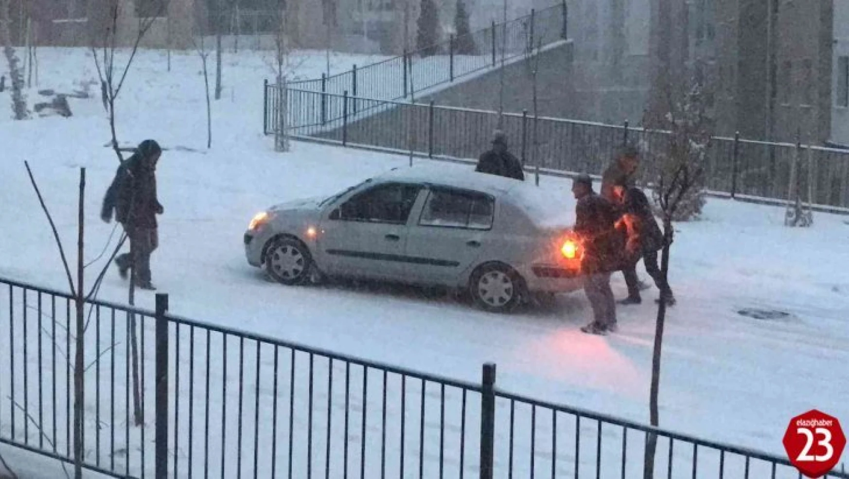 Kar yağışının etkili olduğu Elazığ'da sürücüler zor anlar yaşadı