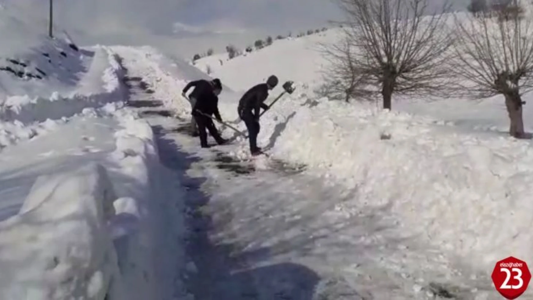 Arıcak'ta Kardan Kapanan Yolları Köy Sakinleri Kendileri Açtı