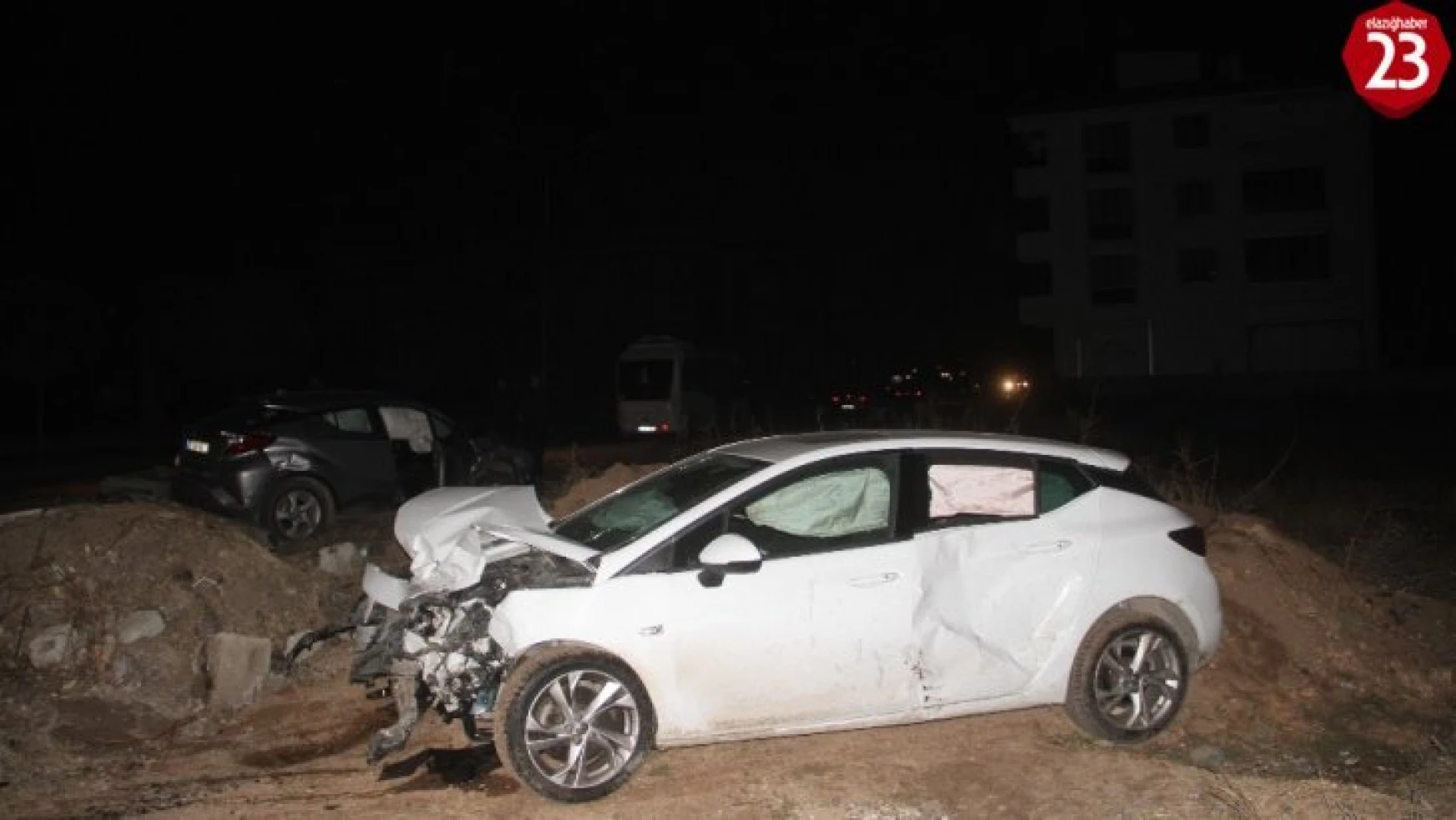Kaza yapan otomobil trafoyu devirdi: 4 yaralı