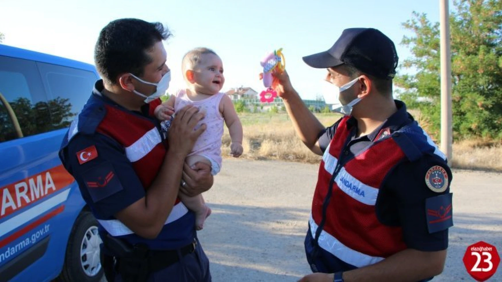 Kazada Annesi Yaralanan Minik Zeynep İçin Jandarma Ekipleri Seferber Oldu