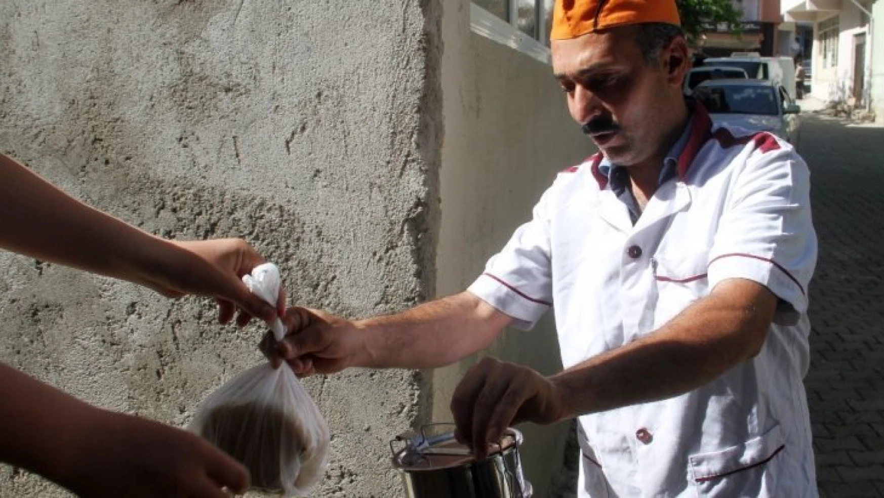 Arıcak'ta Kimsesizlerin Yüzü Sıcak Aşım Projesi İle Güldü