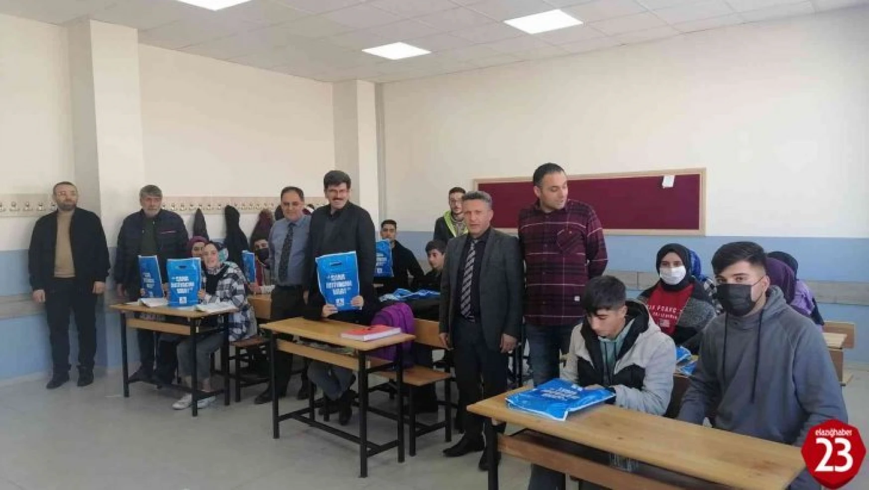 Elazığ'da Kitap Dostu Başkanın En Ücra İlçelere Kitap Desteği Devam Ediyor