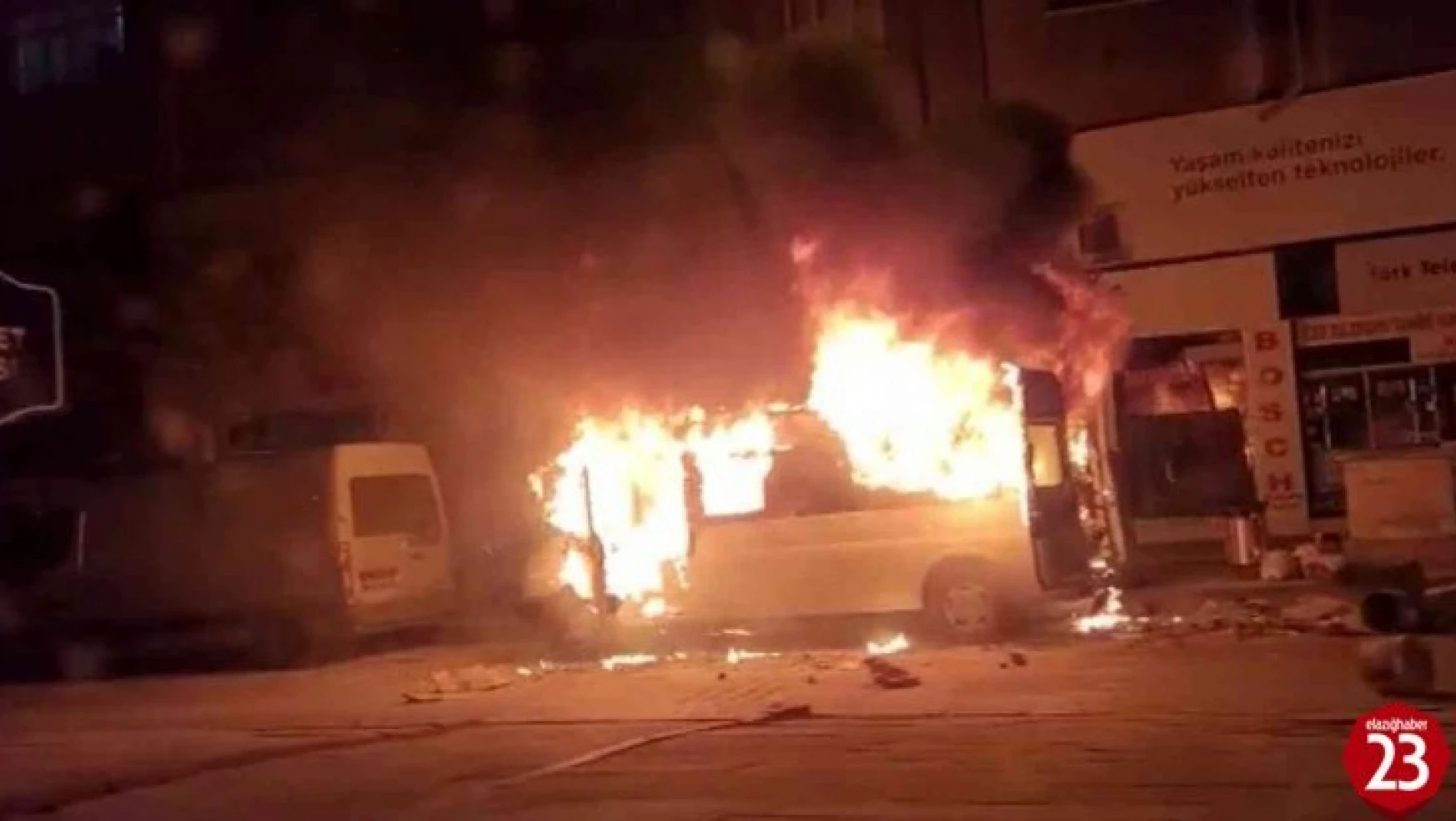 Elazığ'da Korku Dolu Anlar, Minibüs Bir Anda Alev Topuna Döndü