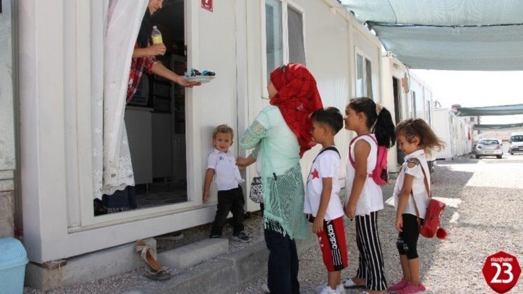 Konteyner kentlerde depremzede çocukların bayram sevinci