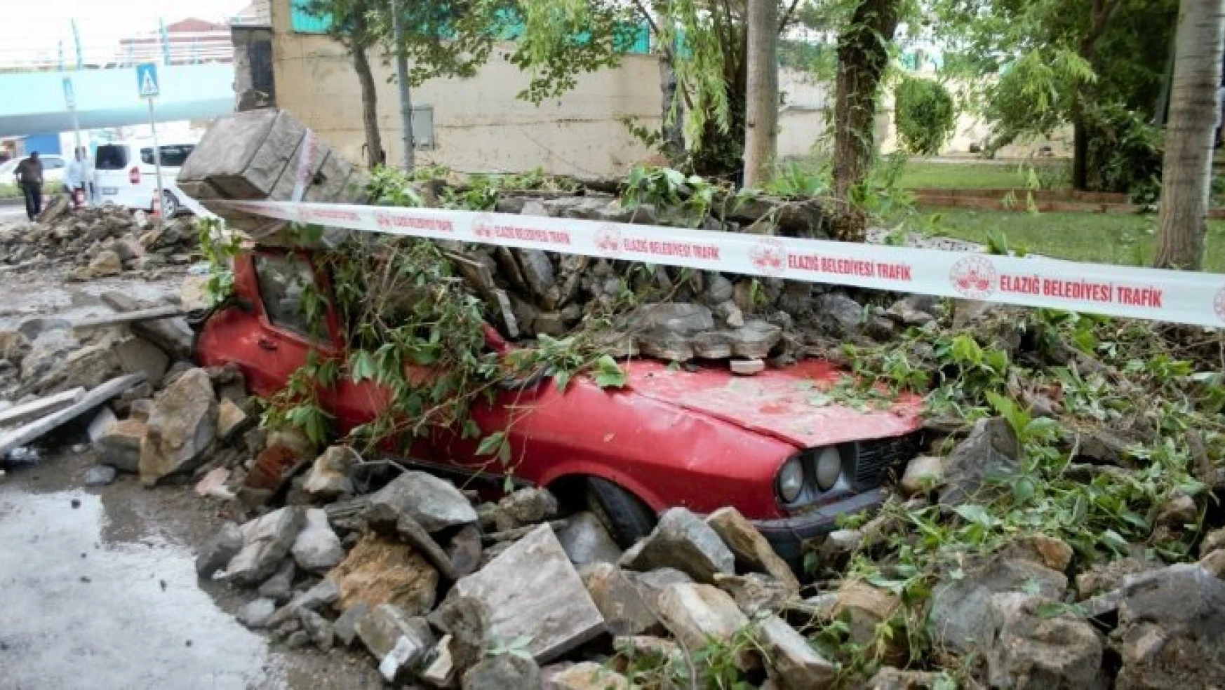 Kuvvetli Yağış Sonrası Orduevinin İstinat Duvarı Yıkıldı 7 Araç Zarar Gördü