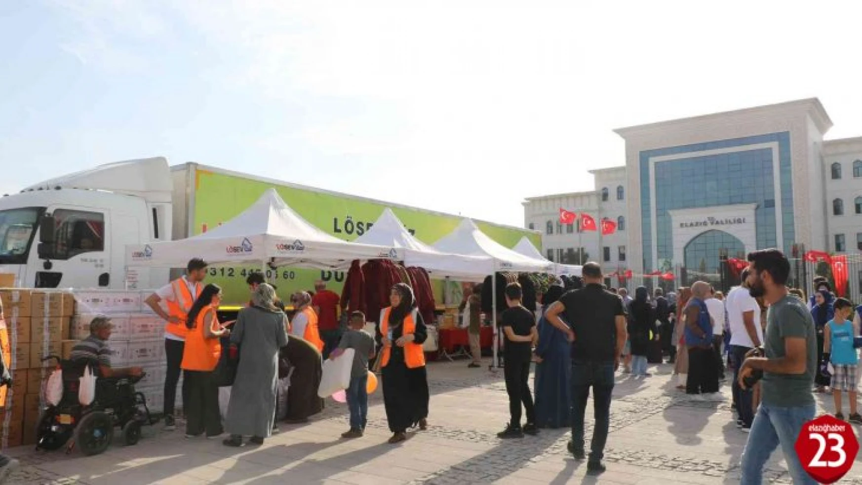 LÖSEV'in 'İyilikler Tırı' Elazığ'daki ailelere yardım ulaştırdı