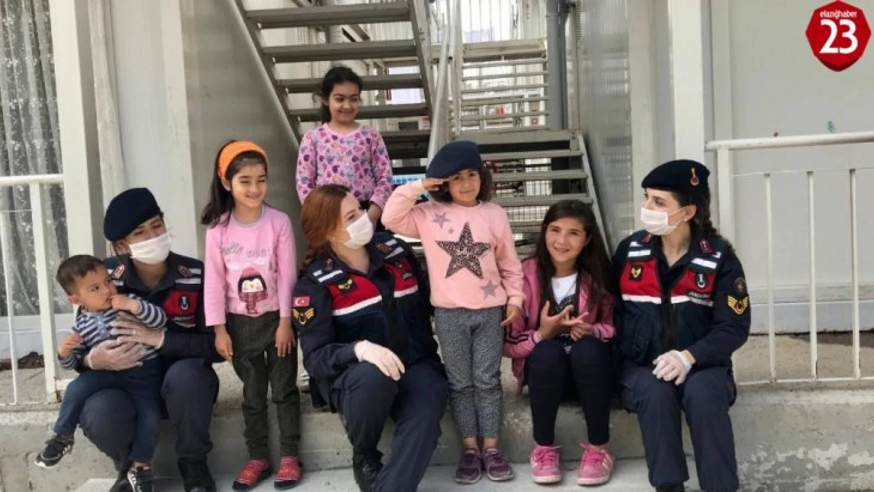 Mehmetçik'ten depremzede çocuklara şefkat