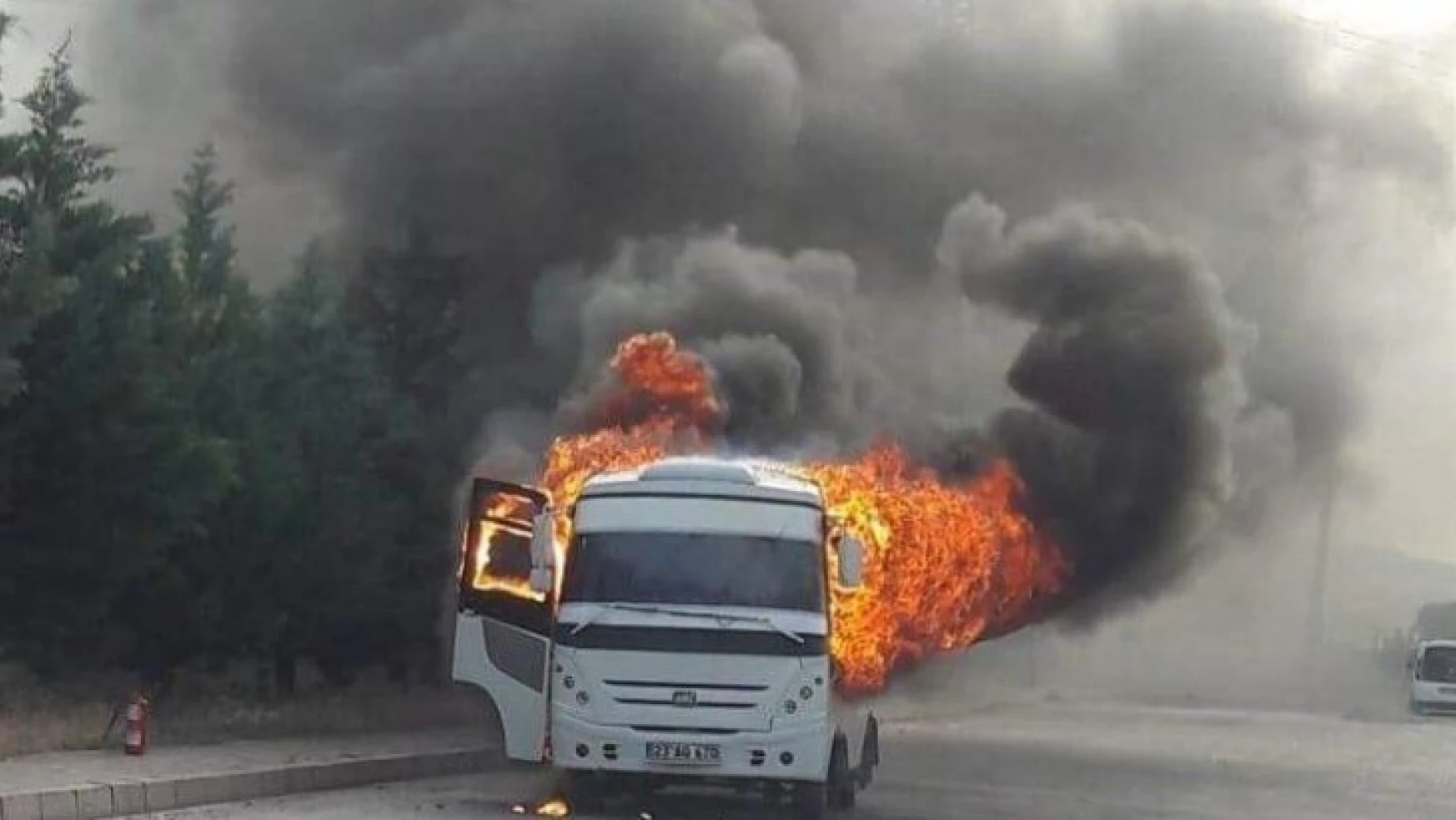 Organize Sanayi Bölgesinde Bir Minibüs Alev Alev Yandı