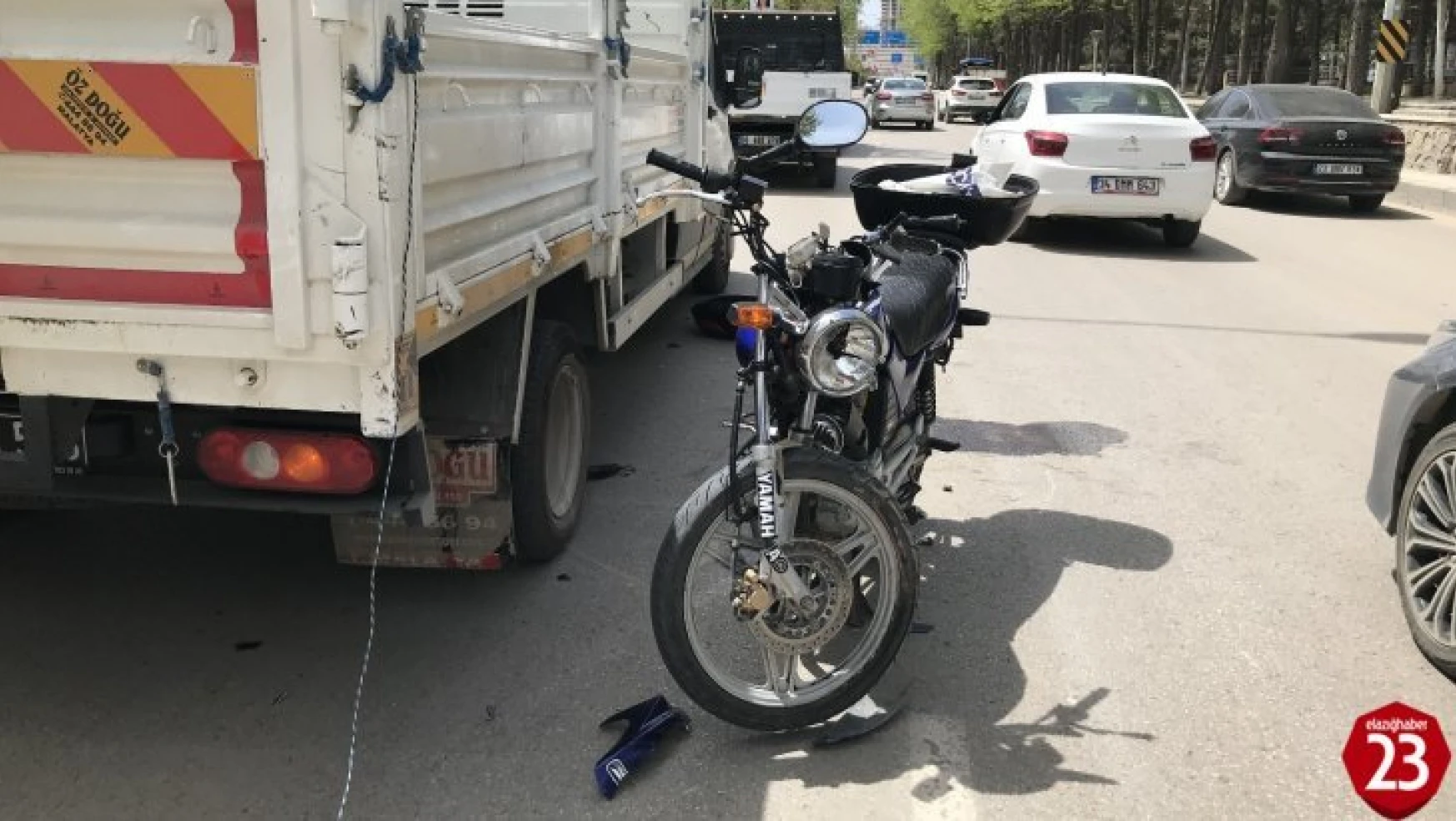 Motosiklet, kamyonete çarptı: 2 yaralı