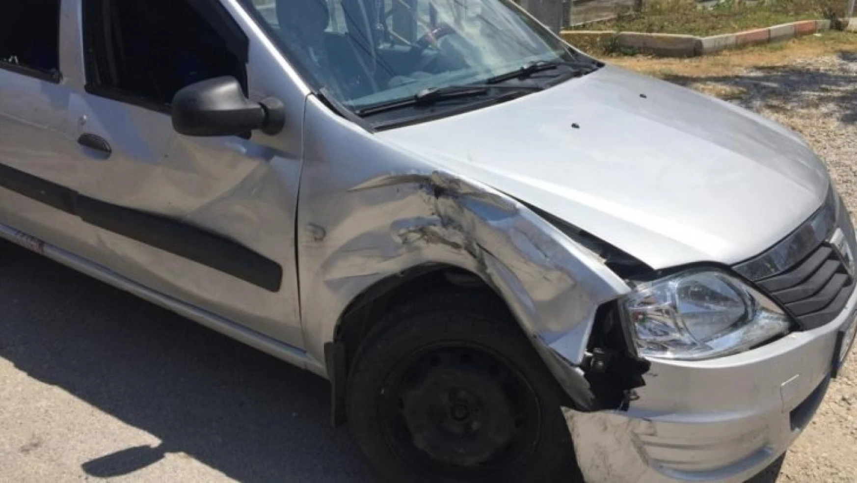 Keban'da Motosikletle, Hafif Ticari Araç Çarpıştı, 3 Yaralı