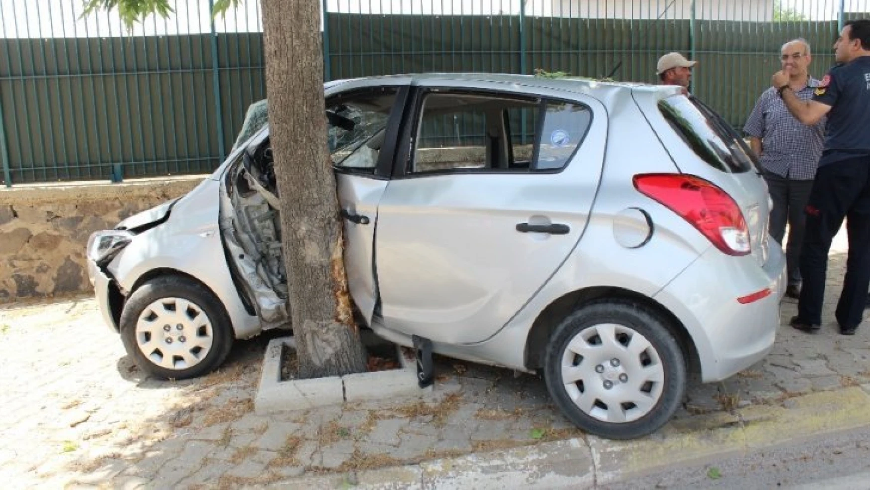 Fatih Sultan Mehmet Caddesinde Otomobil Ağaca Çarptı, 2 Yaralı