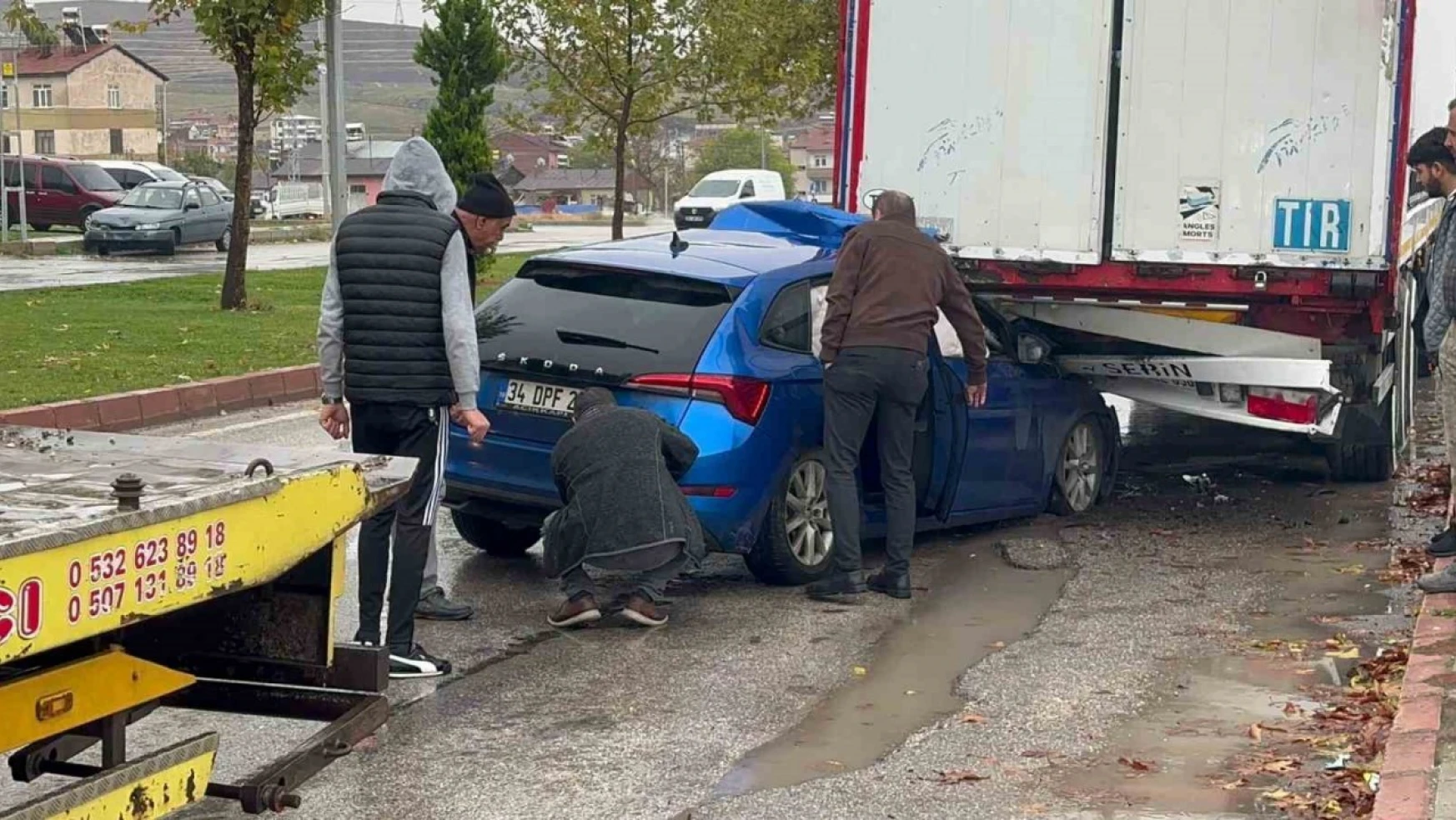 Otomobil, Park Halindeki Tırın Altına Girdi 1 Yaralı