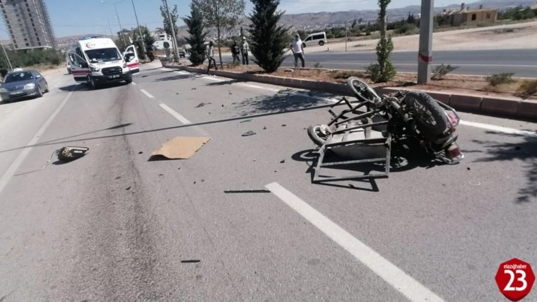 Ataşehir Mahallesinde Otomobil Sepetli Motosikletle Çarpıştı, 1'i Ağır 2 Yaralı