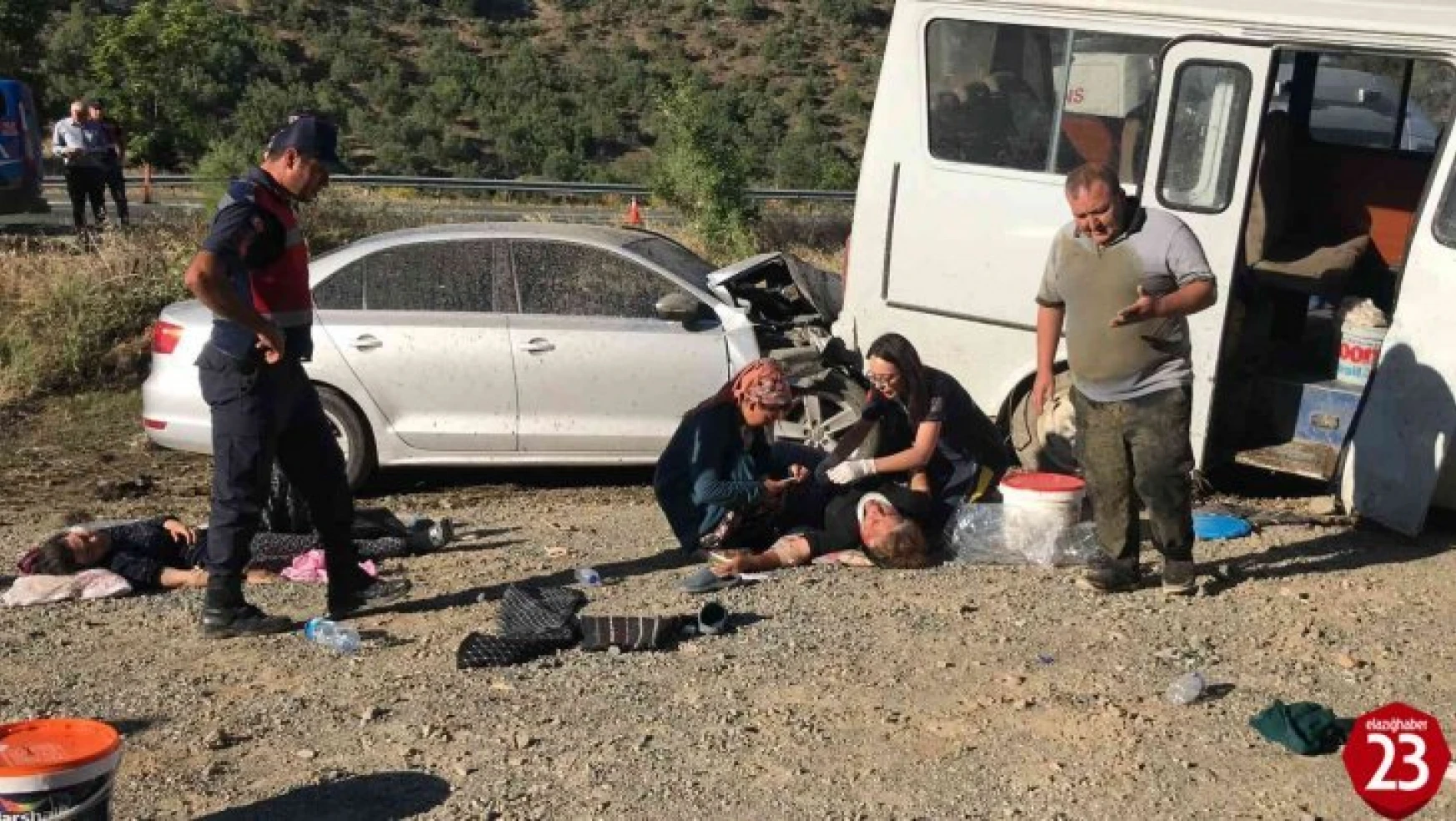 Elazığ'dan Malatya'ya İşçi Götüren Minibüs Kaza Yaptı, 1 Ağır 17 Yaralı