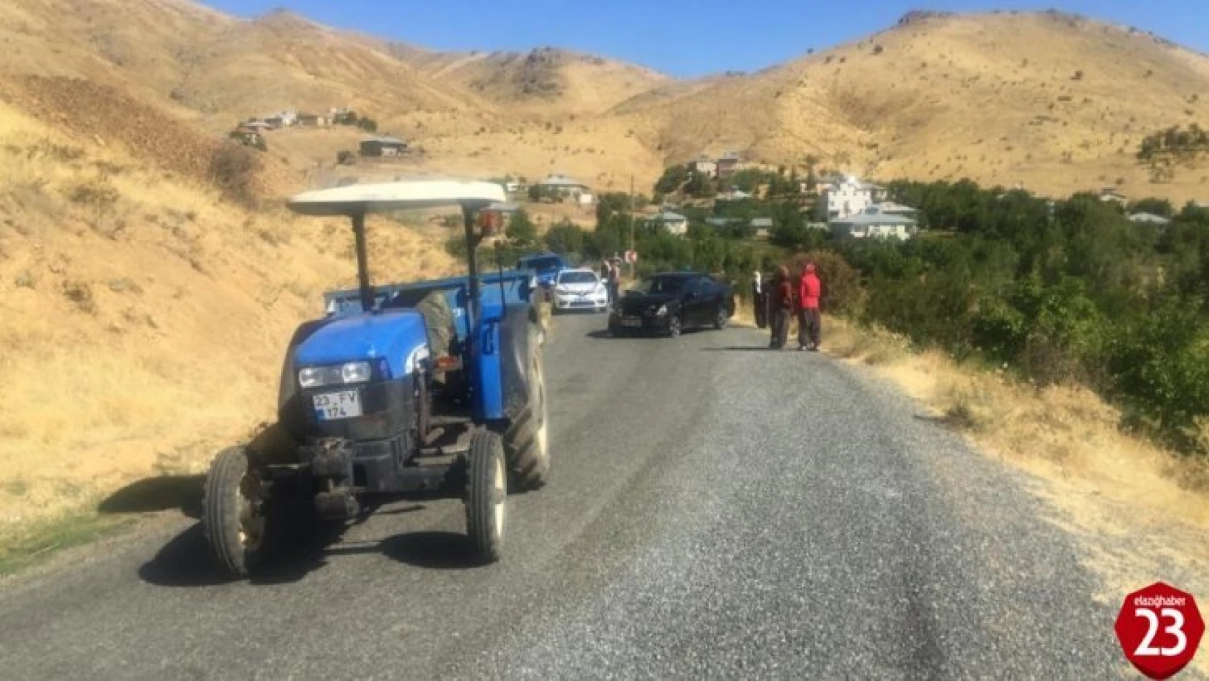 Sivrice Akbuğday Köyünde Otomobil Traktöre Çarptı, 5 Yaralı