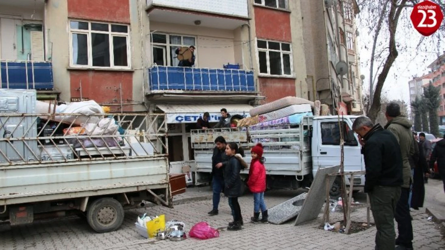 (ÖZEL) Elazığ'da 88 yapı için acil yıkım kararı, depremden kaçış