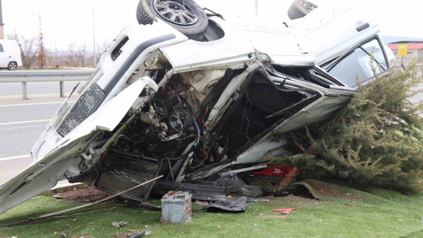 Refüje Çıkıp Elektrik Direğine Çarpan Otomobildeki 1'i Ağır 5 Kişi Yaralandı !