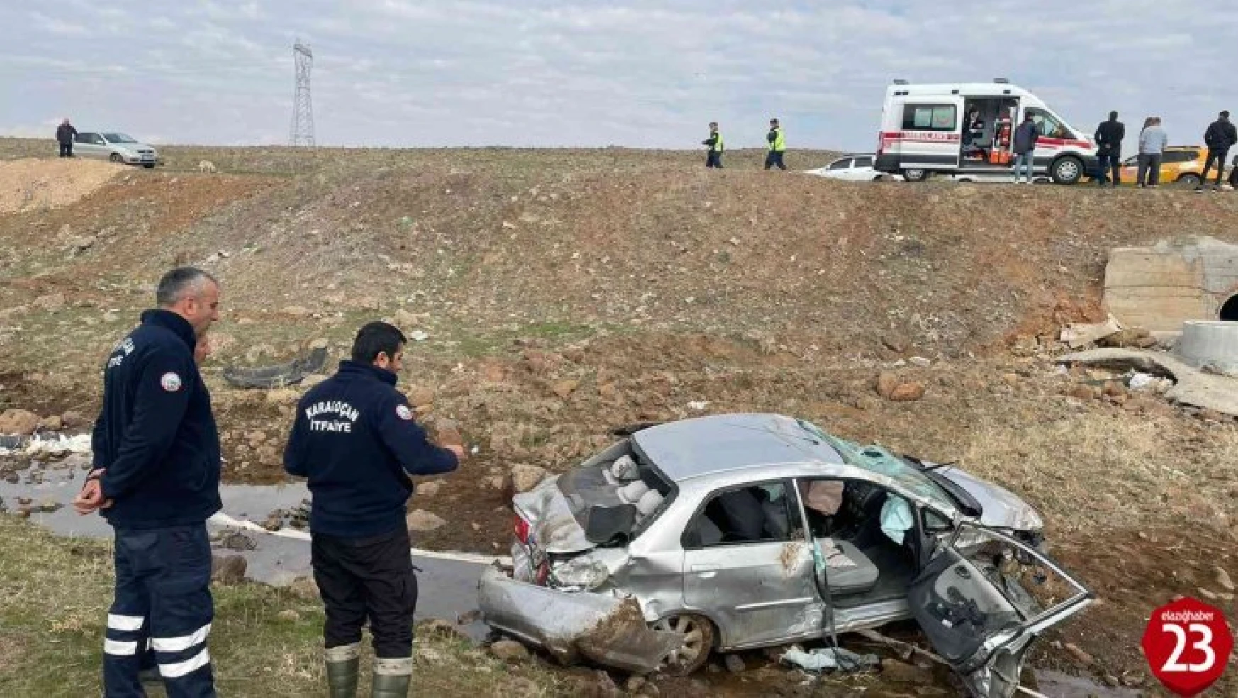 Karakoçan'da Şarampole Yuvarlanan Otomobil Hurdaya Döndü, 2 Yaralı