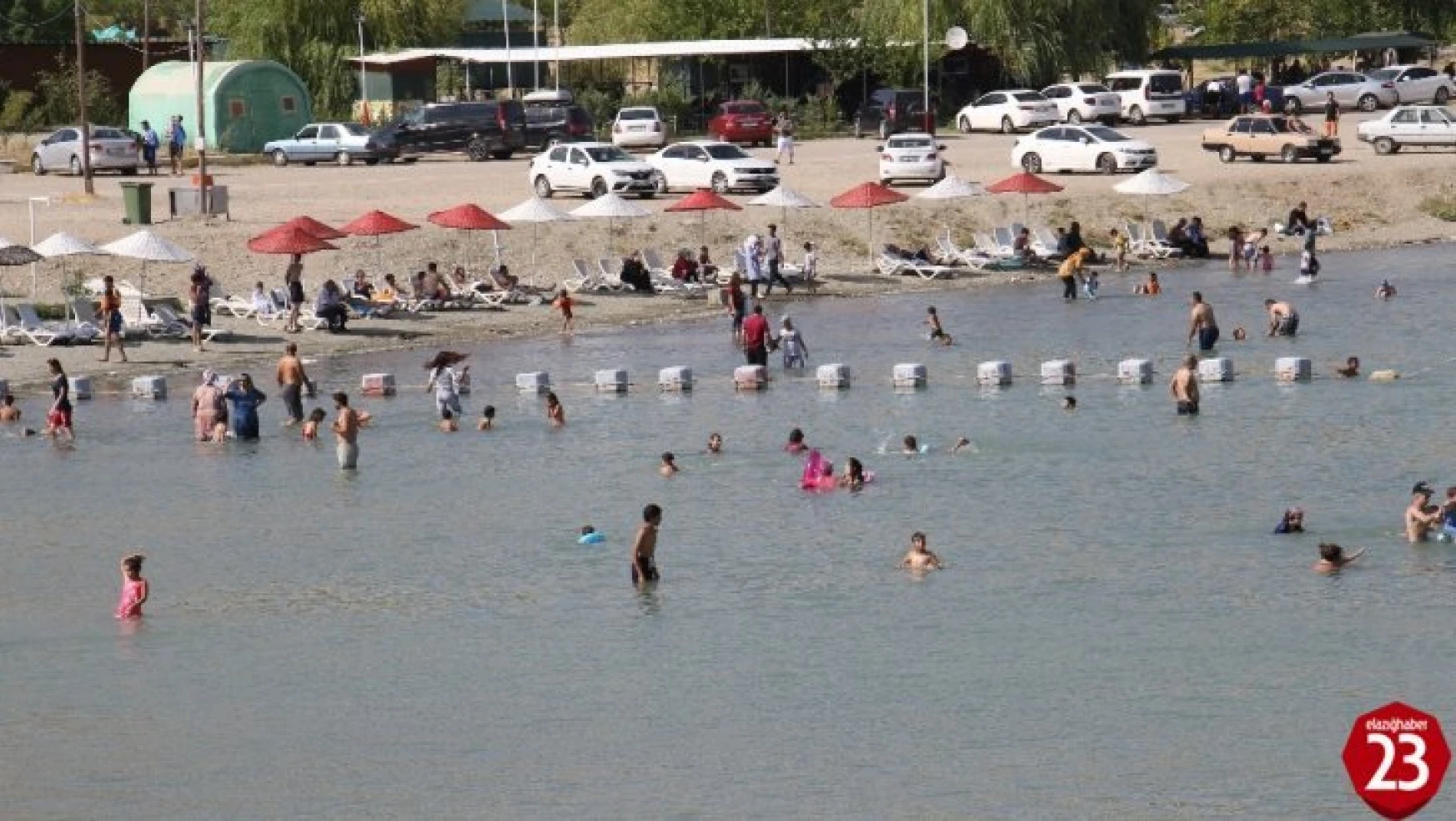 Elazığ'da Sıcaktan Bunalanlar Hazar Gölü'nde Serinliyor