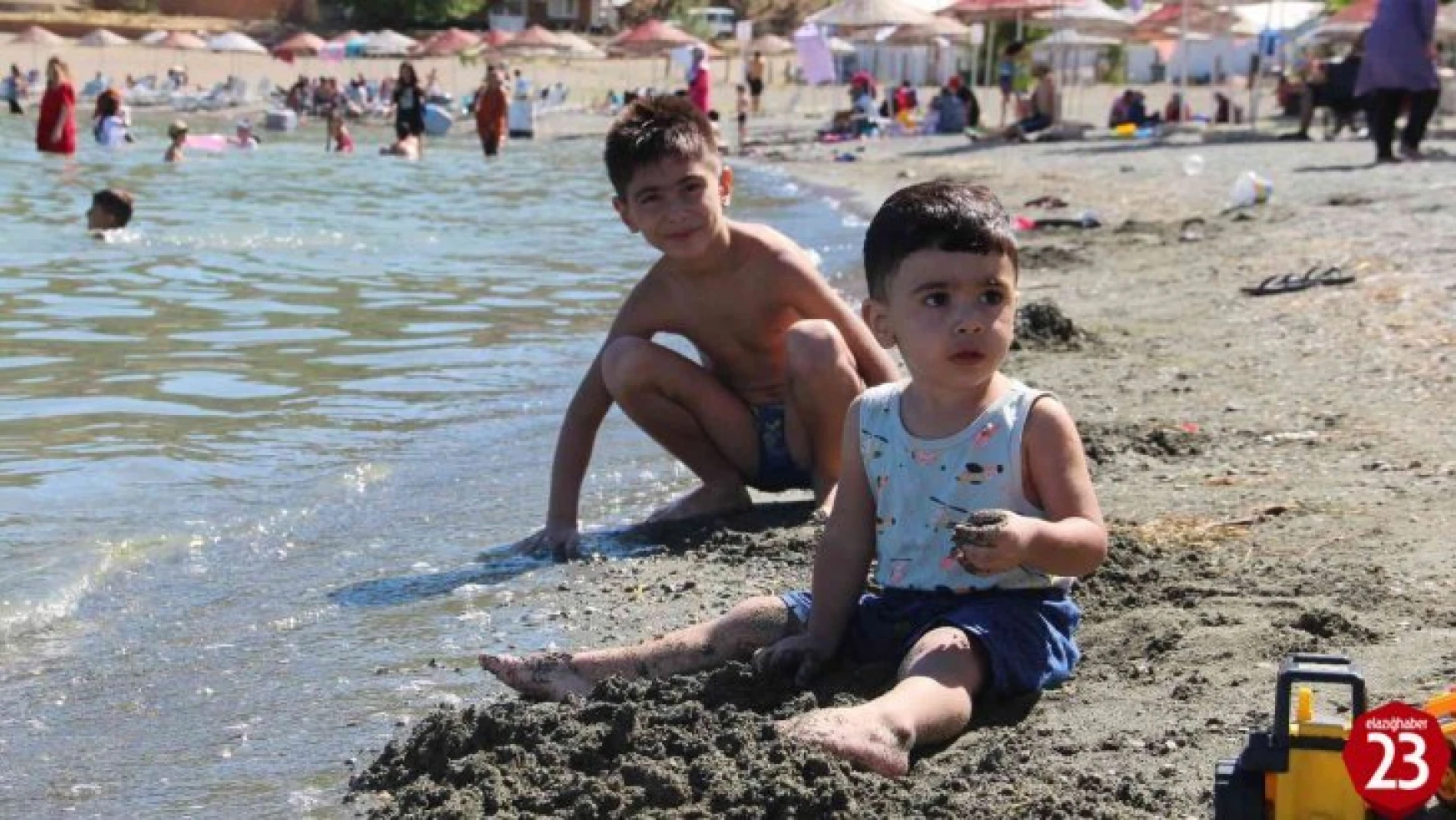 Elazığ'da Sıcaktan Bunalanlar Hazar Gölü'ne Akın Etti