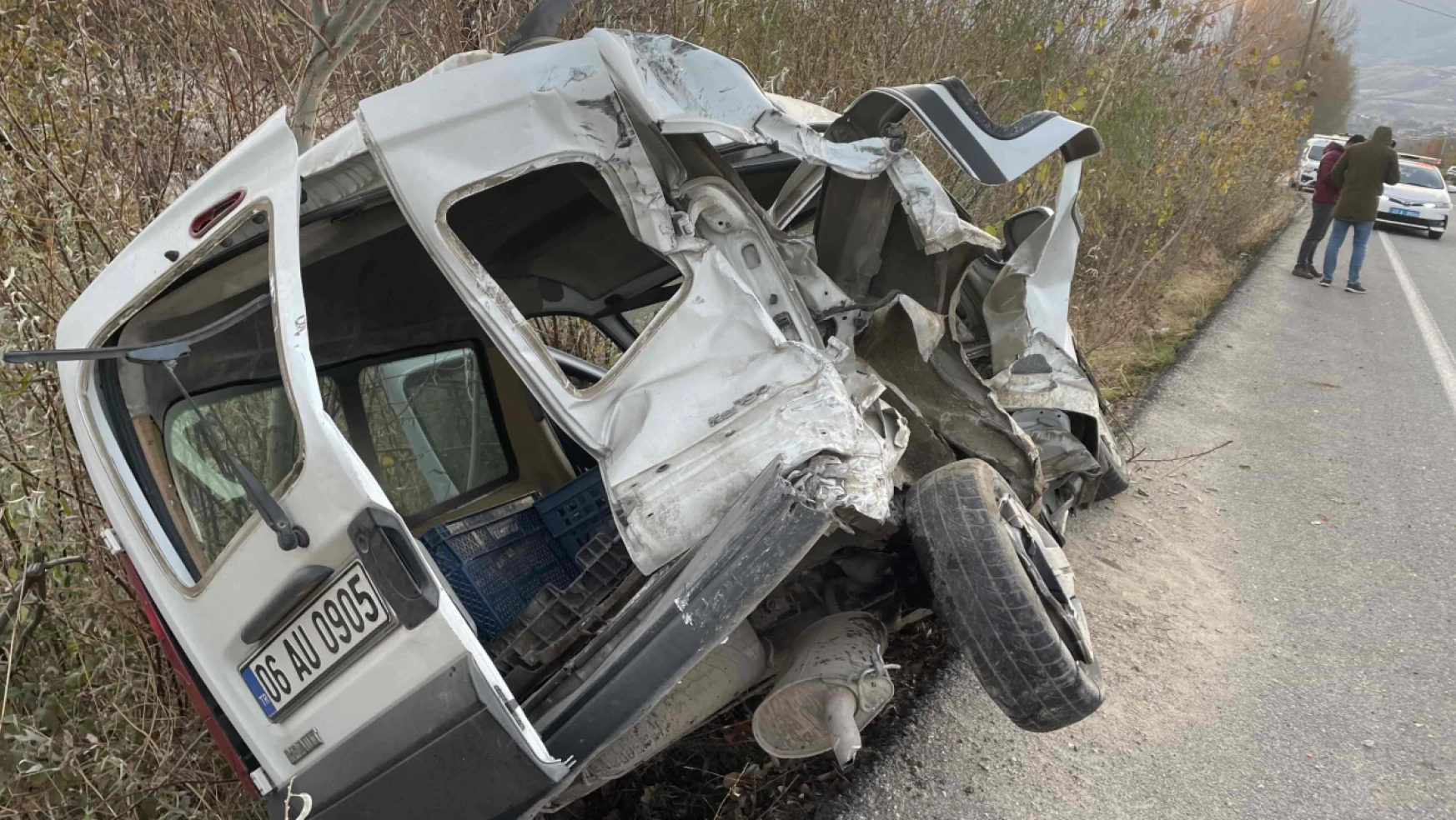 Sivrice'de Hafif Ticari Araç İle Panelvanın Çarpışması Sonucu 5 Kişi Yaralandı