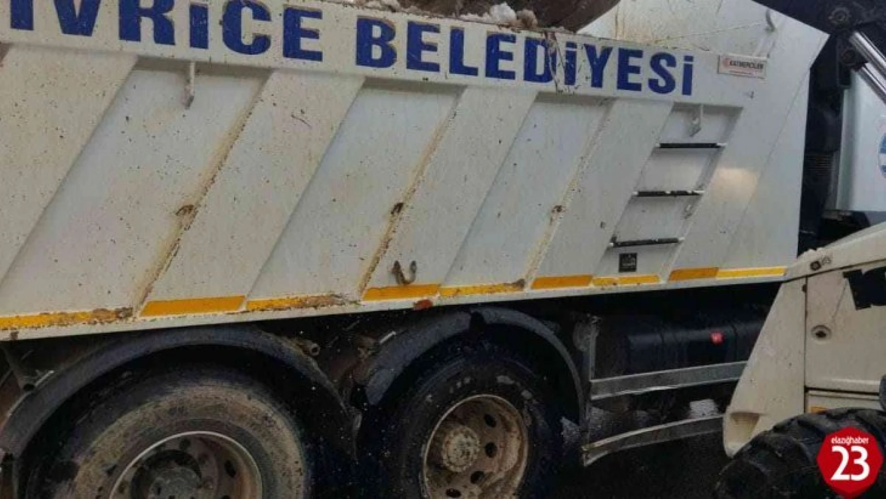 Sivrice'de kar birikintileri kamyonlarla ilçe dışına taşınıyor