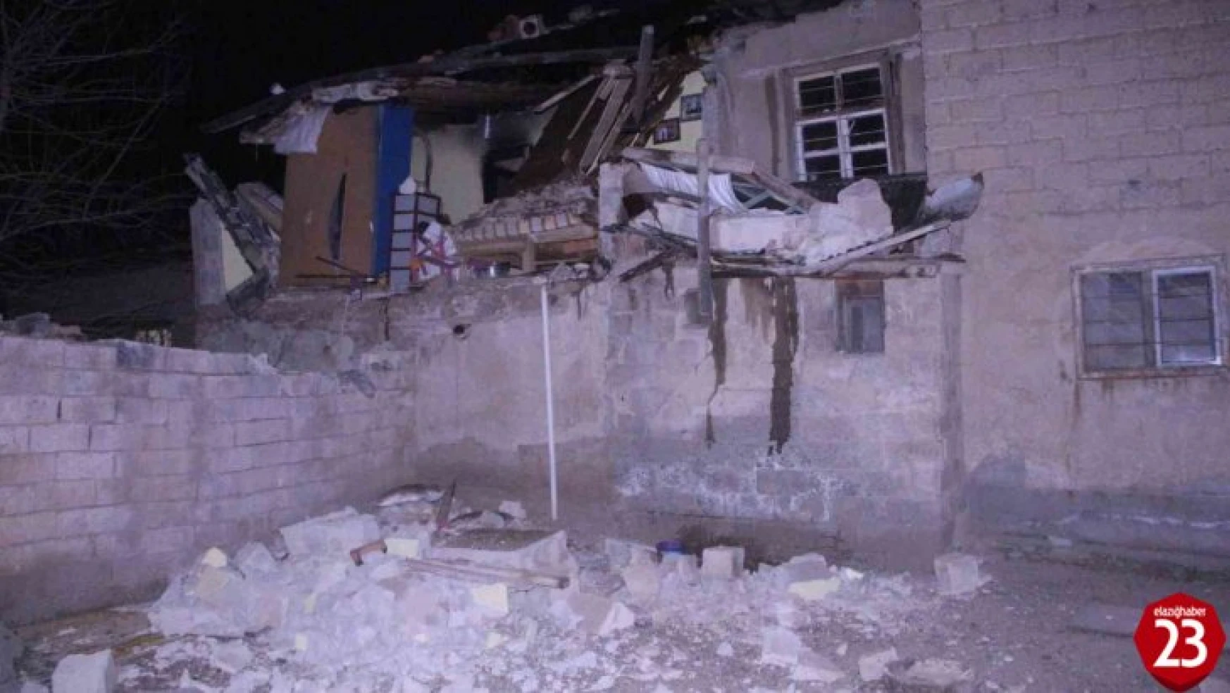 Soba Bomba Gibi Patladı, Ev Kısmen Çöktü 2 Yaralı