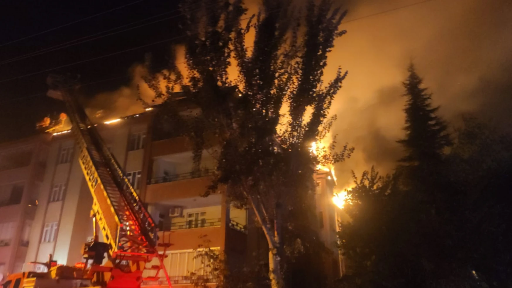 Sürsürü Mahallesinde Büyük Yangın, Alevler Bir Kaç Binayada Sıçradı