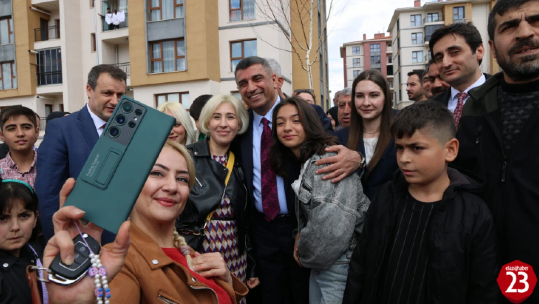 TOKİ Sakinlerini Ziyaret Eden CHP Milletvekili Gürsel Erol'a Sevgi Seli