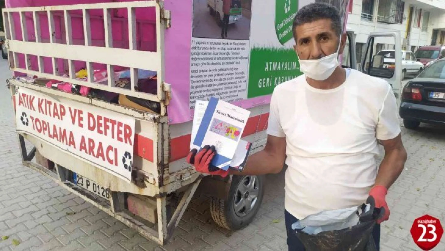 Elazığ'da Sokak Sokak Geziyor Atık Kitapları Geri Dönüşüme Kazandırıyor