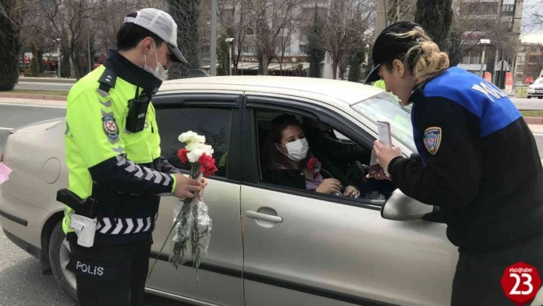 Elazığ'da Polisler Kadınları Trafik Uygulamasında Karanfillerle Karşıladı