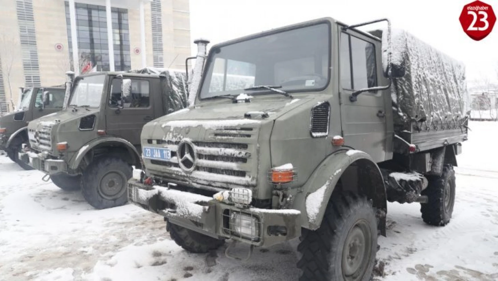 Unimog askeri araçlar Elazığ'da depremzedeler için görevde