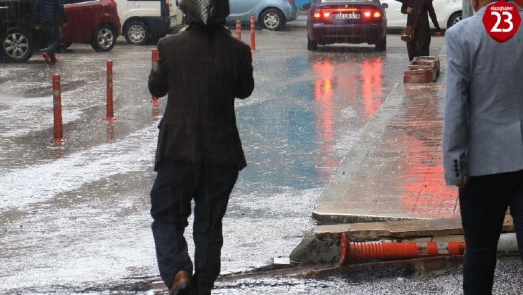 Yağmura yakalanan bazı vatandaşlar, poşetle korunmaya çalıştı