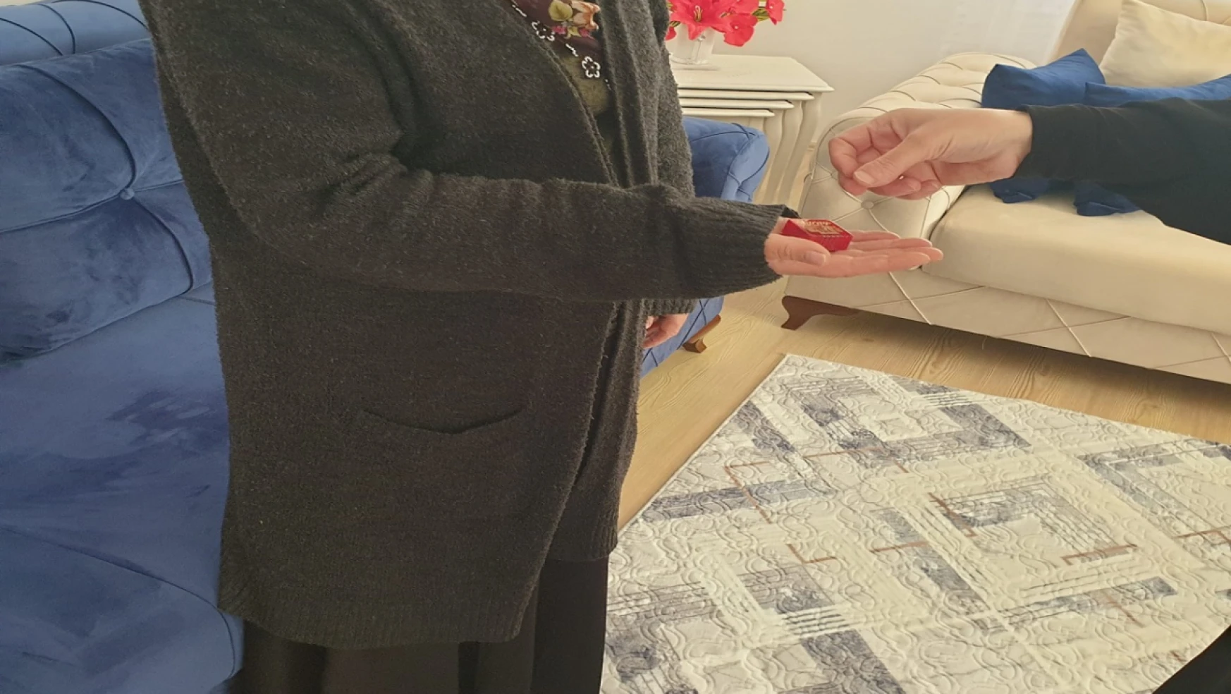 Yetimler Vakfı Elazığ'da Ev Borcu Olan İki Yetim Aileye Altın Yardımında Bulundu
