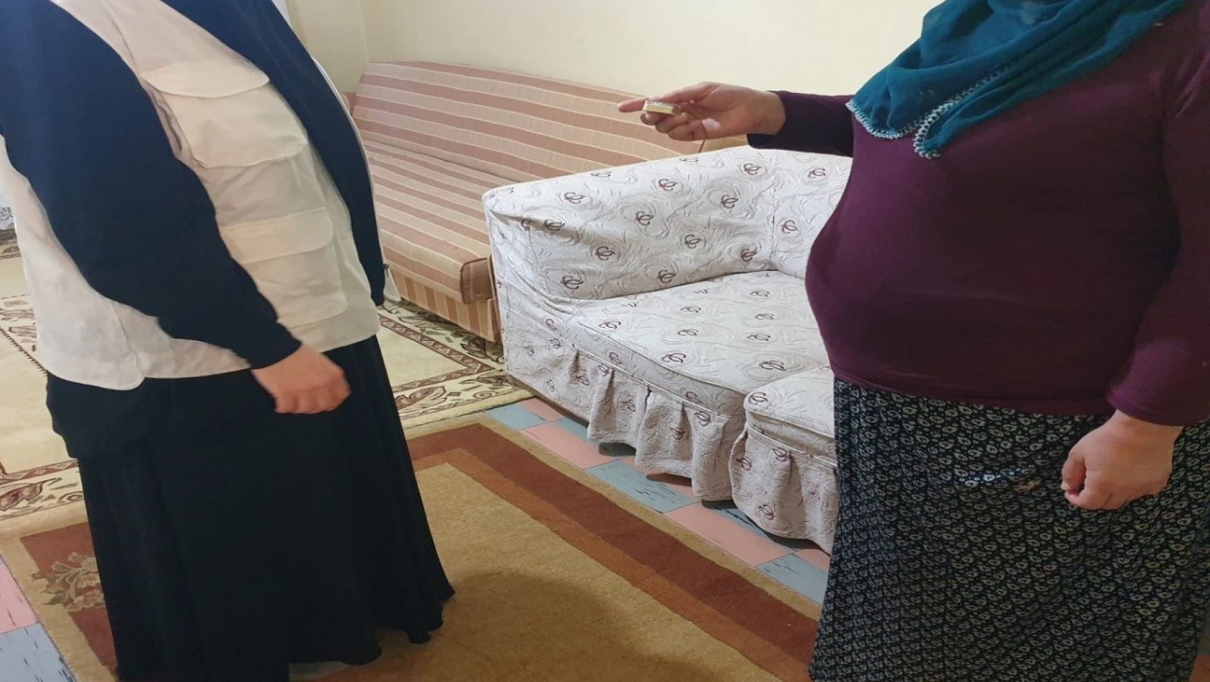 Yetimler Vakfı, Elazığ'da ev borcu olan iki yetim aileye altın yardımında bulundu