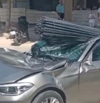 Elazığ Dörtyol Kavşağı'nda Korkutan Kaza: Demirler Aracın Üzerine Düştü