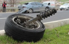 Kazada Otomobilin Tekeri Koptu, 2 Yaralı