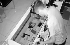 Camı Kırıp Fare Gibi Girdiği İş Yerini Soydu