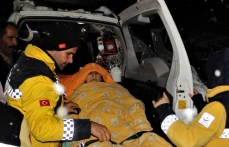 Elazığ'da Kar Yolları Kapattı, Rahatsızlanan Nazmiye Nineye Özel İdare Ekipleri 3 Saatte Ulaştı